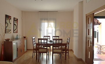 SPACIOUS AND BRIGHT HOUSE in Oromana 8