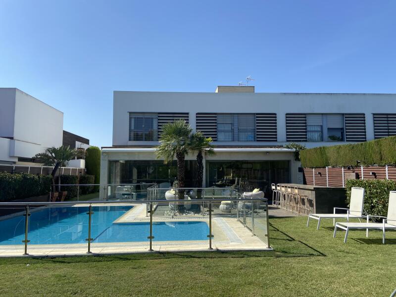 Magnificent House in FIRST LINE OF GOLF in the exclusive urbanization, "EL REAL CLUB DE GOLF SEVILLA"