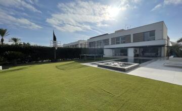 SPECTACULAR VILLA ON THE FIRST LINE OF THE GOLF COURSE 1