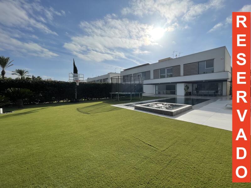 SPECTACULAR VILLA ON THE FIRST LINE OF THE GOLF COURSE