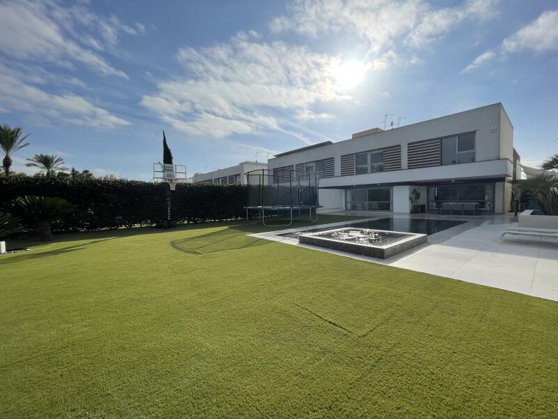 SPECTACULAR VILLA ON THE FIRST LINE OF THE GOLF COURSE