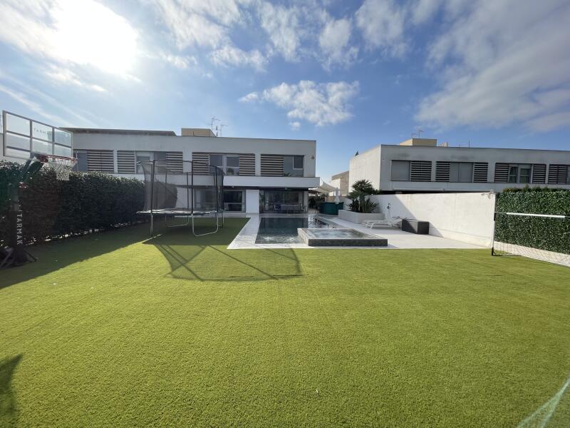 SPECTACULAR VILLA ON THE FIRST LINE OF THE GOLF COURSE