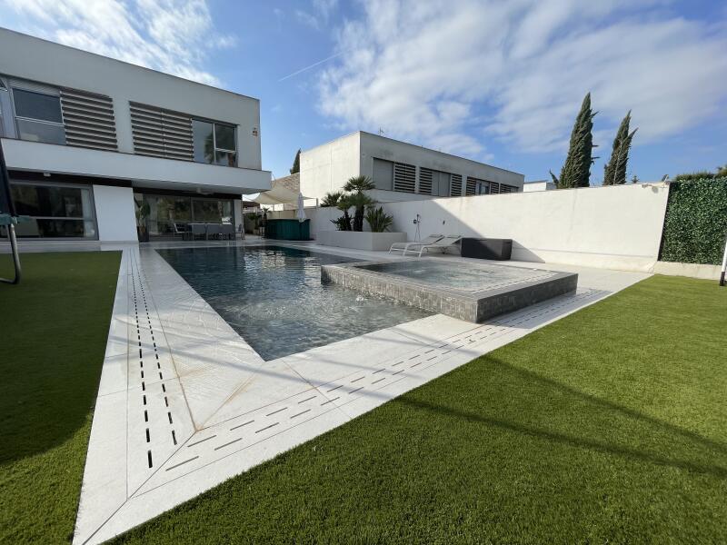 SPECTACULAR VILLA ON THE FIRST LINE OF THE GOLF COURSE
