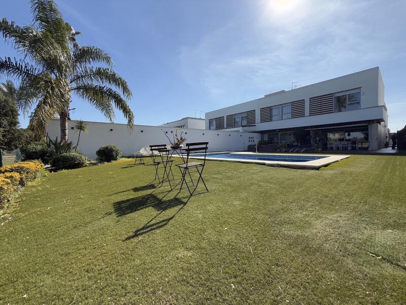 SPECTACULAR VILLA FOR SALE ON THE FIRST LINE OF THE SEVILLE GOLF COURSE