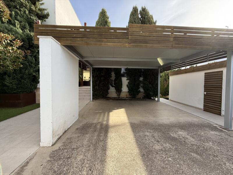 SPECTACULAR VIEWS on the first line of the golf course