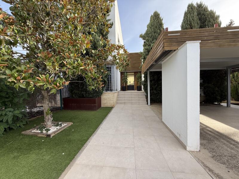 SPECTACULAR VIEWS on the first line of the golf course