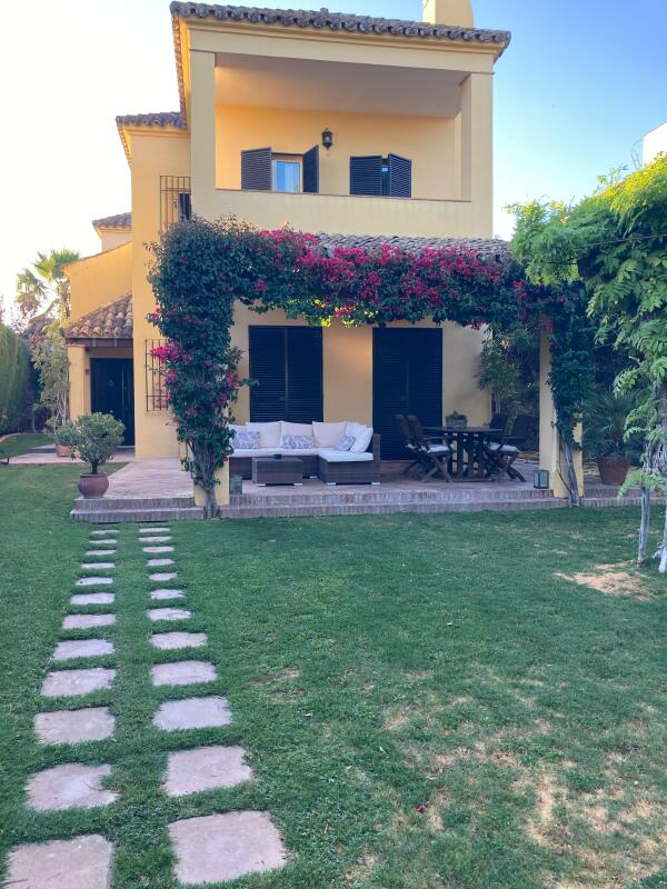 Chalet independiente en Urbanización "EL ZAUDÍN"