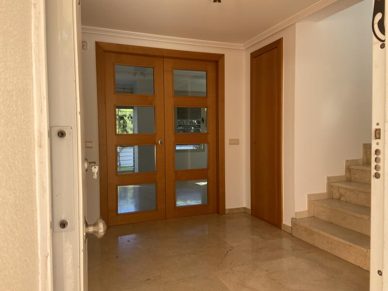 Chalet pareado en la fabulosa urbanización Residencial Sevilla Golf