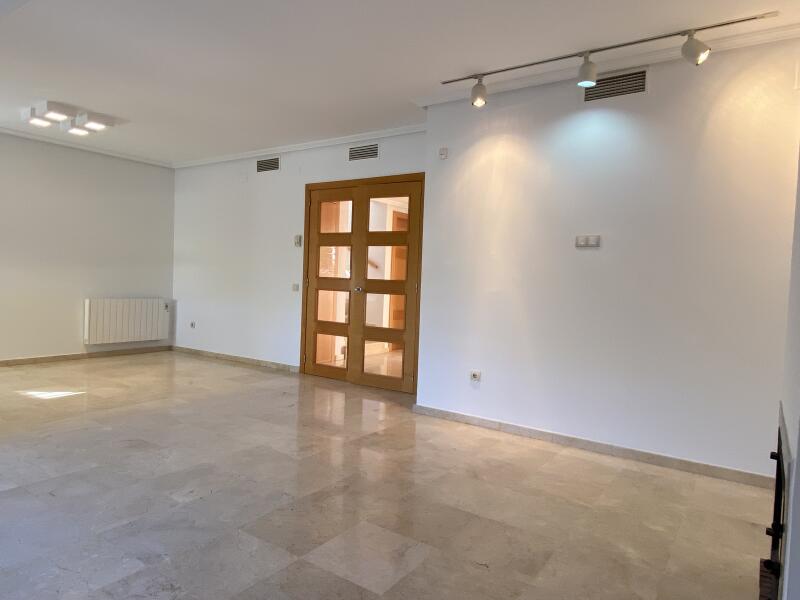 Chalet pareado en la fabulosa Urbanización Residencial Sevilla Golf