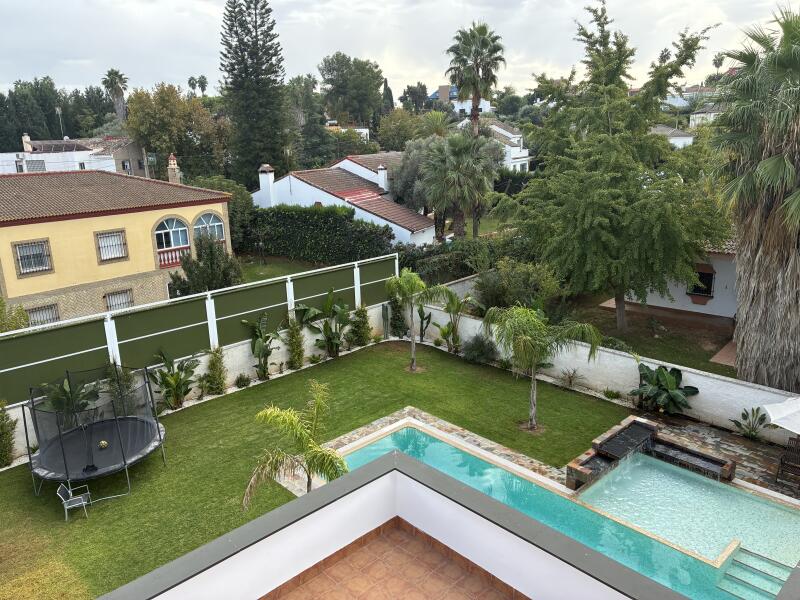 Luminoso Chalet Independiente en Urbanización Privada Torrequinto