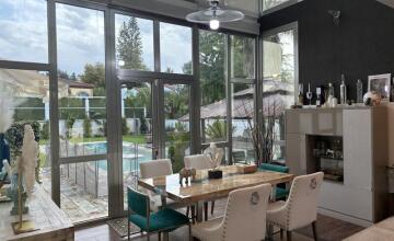 Luminoso Chalet Independiente en Urbanización Privada Torrequinto 9