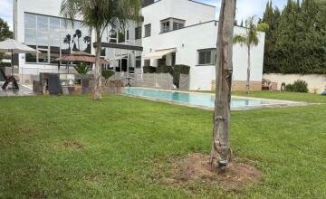 Luminoso Chalet Independiente en Urbanización Privada Torrequinto 7