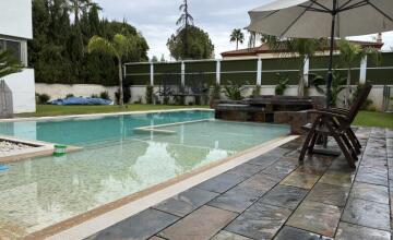 Luminoso Chalet Independiente en Urbanización Privada Torrequinto 2