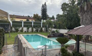 Luminoso Chalet Independiente en Urbanización Privada Torrequinto 3