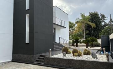 Luminoso Chalet Independiente en Urbanización Privada Torrequinto 5