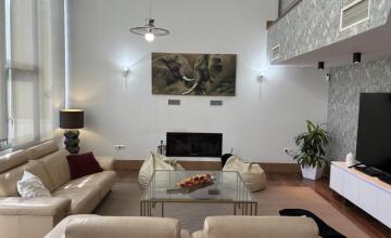 Luminoso Chalet Independiente en Urbanización Privada Torrequinto 11