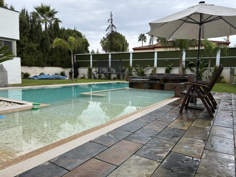 Luminoso Chalet Independiente en Urbanización Privada Torrequinto