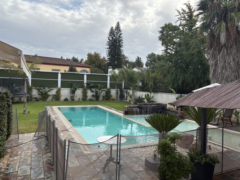 Luminoso Chalet Independiente en Urbanización Privada Torrequinto