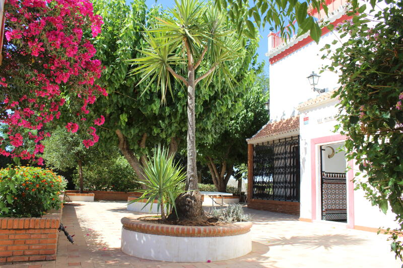 Espectacular Chalet Rústico Independiente en Amplia Parcela