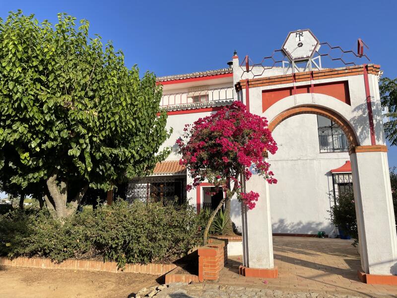 Espectacular Chalet Rústico Independiente en Amplia Parcela