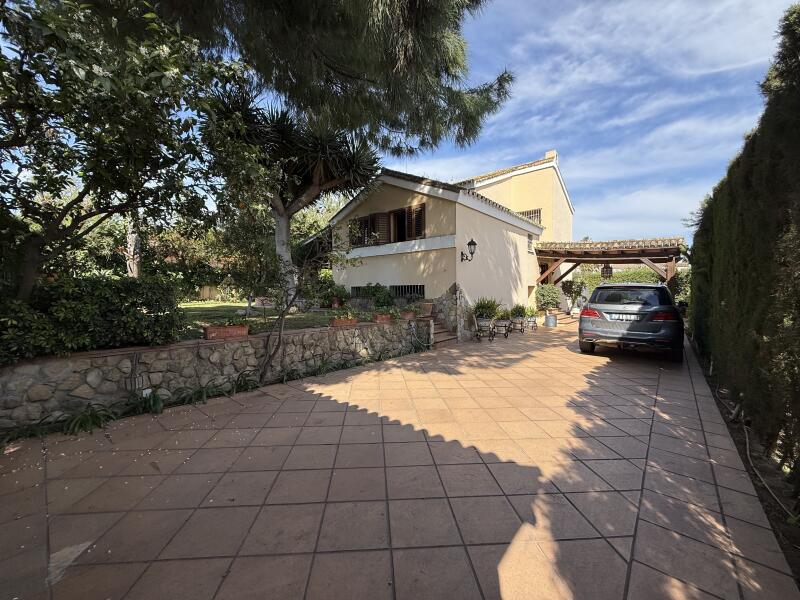 Chalet independiente en Urbanización Villares Altos Sevilla