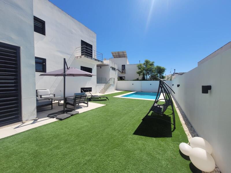 VILLA INDEPENDIENTE DE LINEAS CONTEMPORÁNEAS EN OLIVAR DE QUINTOS