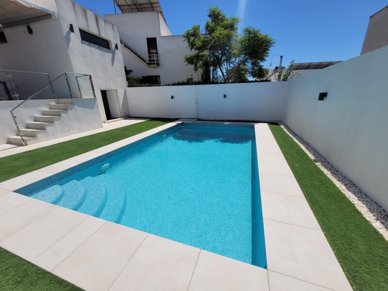 VILLA INDEPENDIENTE DE LINEAS CONTEMPORÁNEAS EN OLIVAR DE QUINTOS