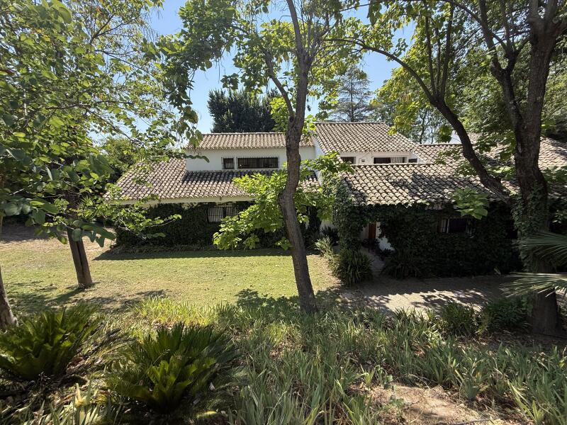 EXCLUSIVO CHALET INDEPENDIENTE CON VISTAS EN URBANIZACIÓN PRIVADA.