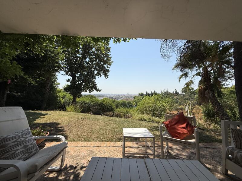 EXCLUSIVO CHALET INDEPENDIENTE CON VISTAS EN URBANIZACIÓN PRIVADA.