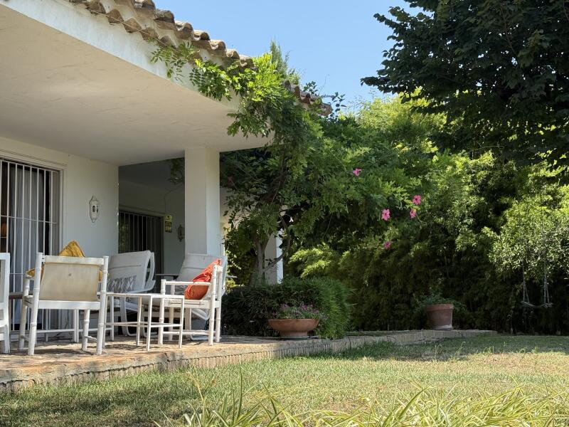 EXCLUSIVO CHALET INDEPENDIENTE CON VISTAS EN URBANIZACIÓN PRIVADA.