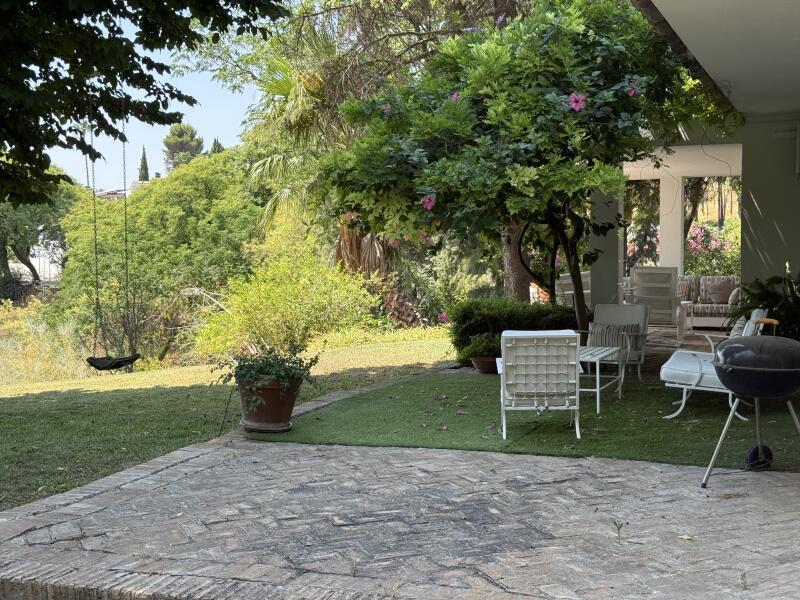 EXCLUSIVO CHALET INDEPENDIENTE CON VISTAS EN URBANIZACIÓN PRIVADA.