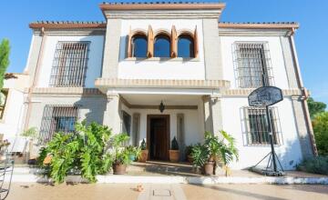  Unique opportunity to live VERY NEAR SEVILLA with  FIRST QUALITY OF LIFE  3