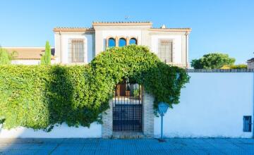  Unique opportunity to live VERY NEAR SEVILLA with  FIRST QUALITY OF LIFE  4