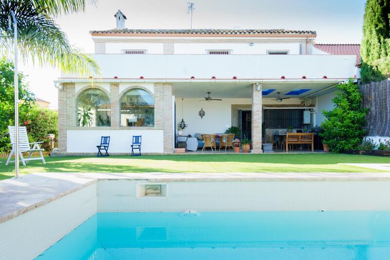  Unique opportunity to live VERY NEAR SEVILLA with  FIRST QUALITY OF LIFE 