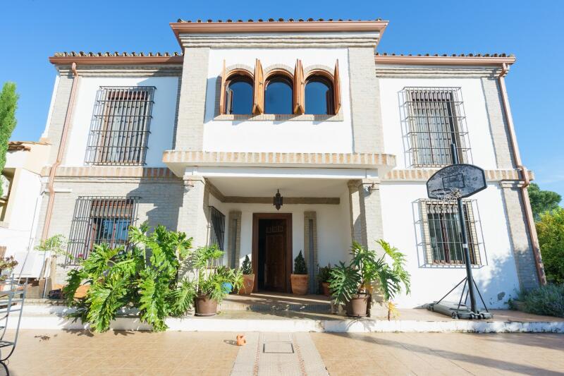  Unique opportunity to live VERY NEAR SEVILLA with  FIRST QUALITY OF LIFE 