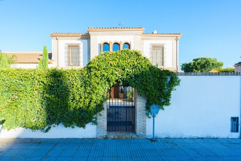  Unique opportunity to live VERY NEAR SEVILLA with  FIRST QUALITY OF LIFE 