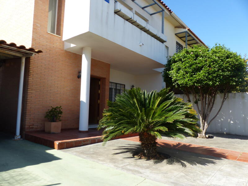 SPACIOUS AND BRIGHT HOUSE in Condequinto